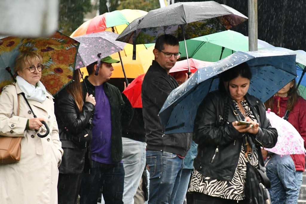 Z parasolami, w kurtkach przeciwdeszczowych  [FOTO]