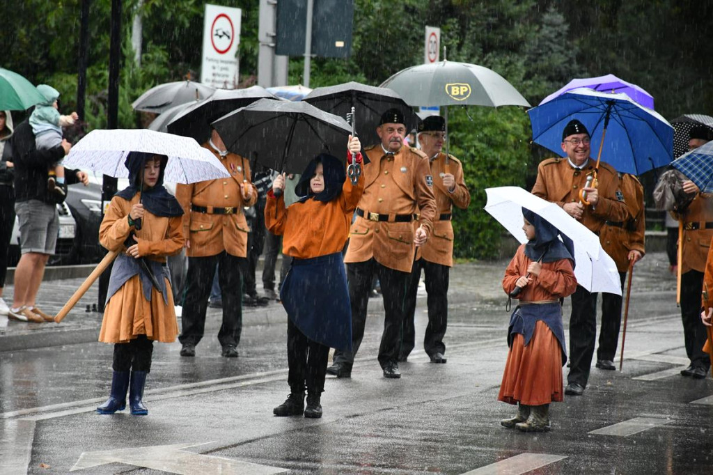 Z parasolami, w kurtkach przeciwdeszczowych  [FOTO]