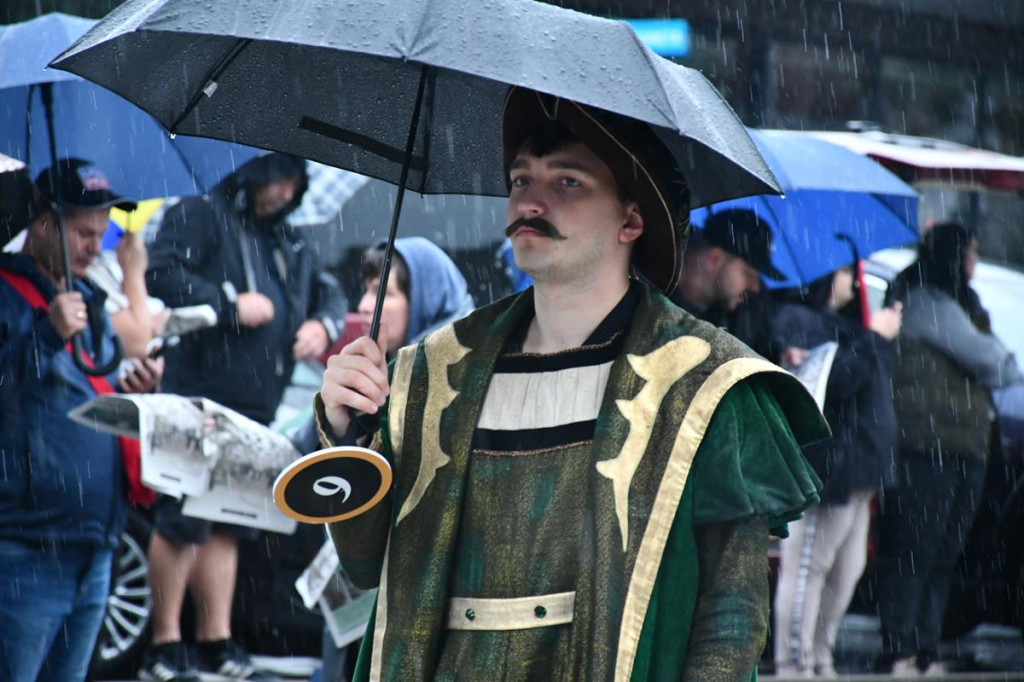 Z parasolami, w kurtkach przeciwdeszczowych  [FOTO]