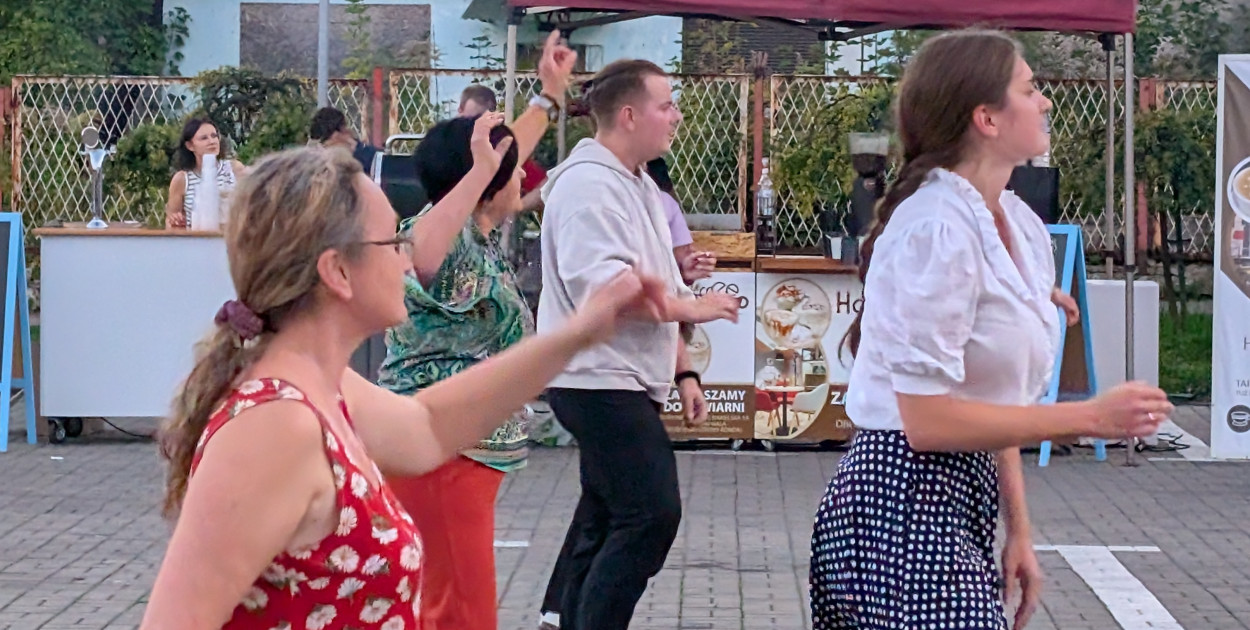 Tarnowskie Góry. Potańcówka pod chmurką przy hali