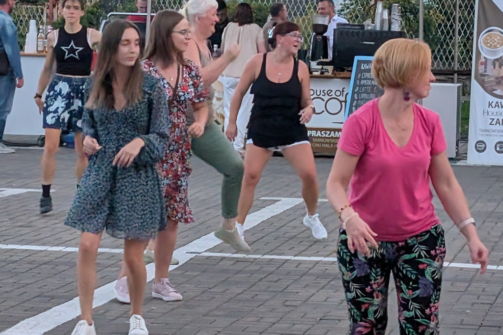 Tarnowskie Góry. Potańcówka pod chmurką przy hali