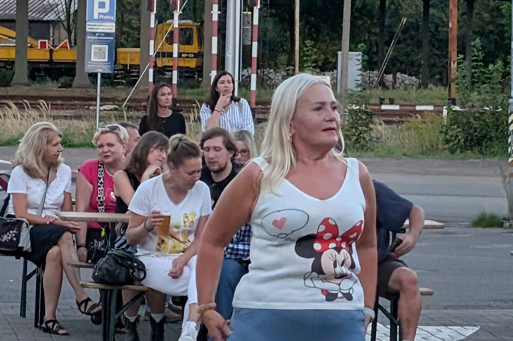 Tarnowskie Góry. Potańcówka pod chmurką przy hali