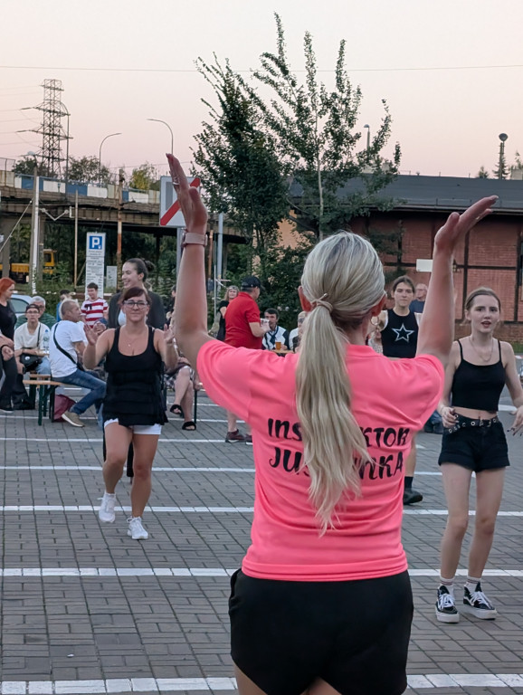 Tarnowskie Góry. Potańcówka pod chmurką przy hali