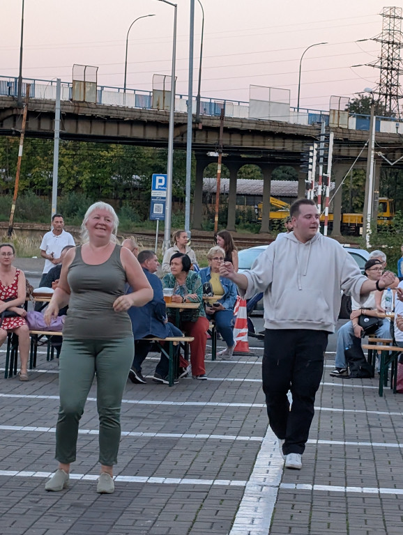 Tarnowskie Góry. Potańcówka pod chmurką przy hali