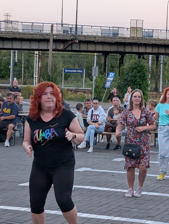 Tarnowskie Góry. Potańcówka pod chmurką przy hali