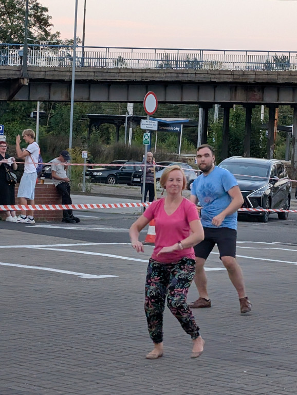 Tarnowskie Góry. Potańcówka pod chmurką przy hali