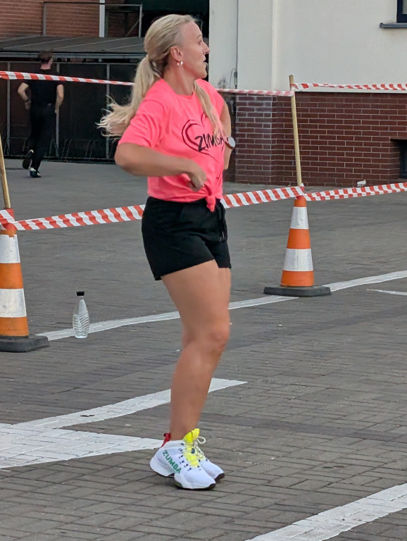 Tarnowskie Góry. Potańcówka pod chmurką przy hali