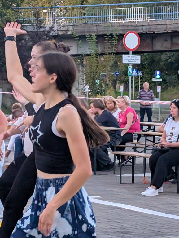 Tarnowskie Góry. Potańcówka pod chmurką przy hali