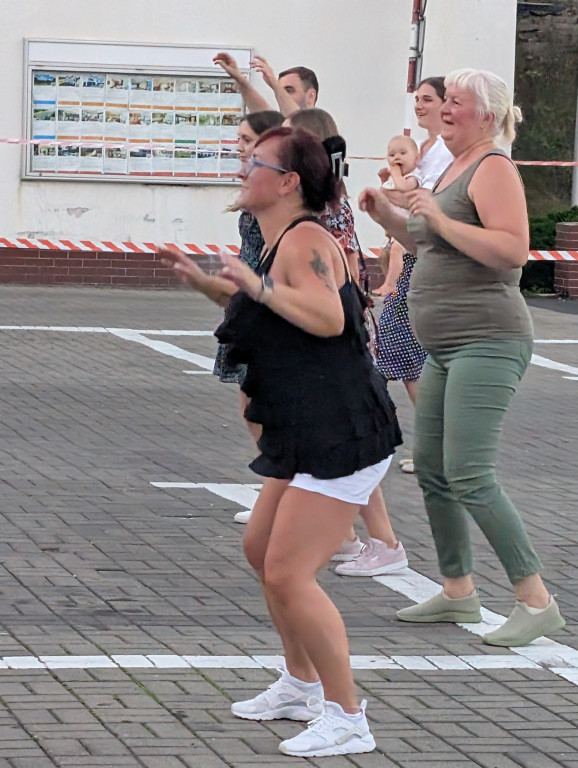 Tarnowskie Góry. Potańcówka pod chmurką przy hali