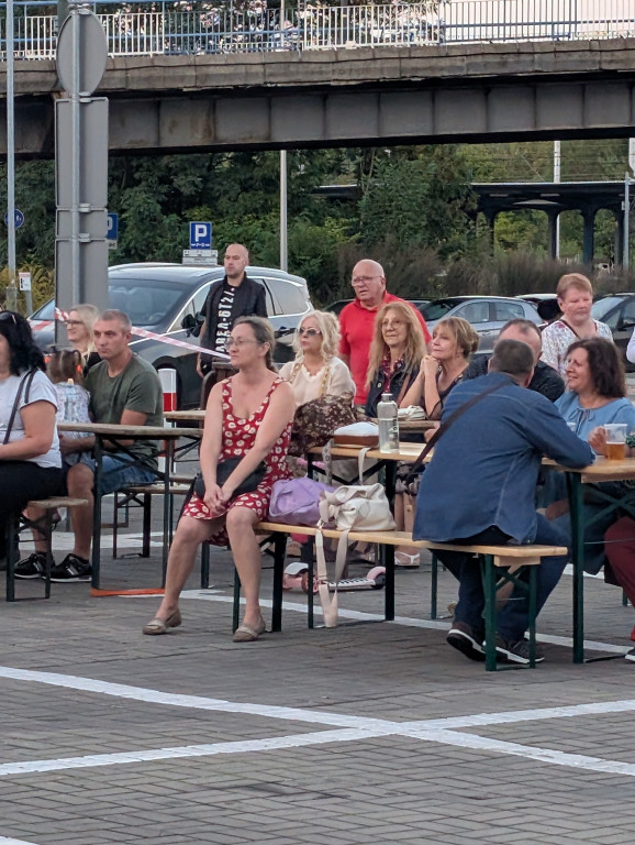 Tarnowskie Góry. Potańcówka pod chmurką przy hali