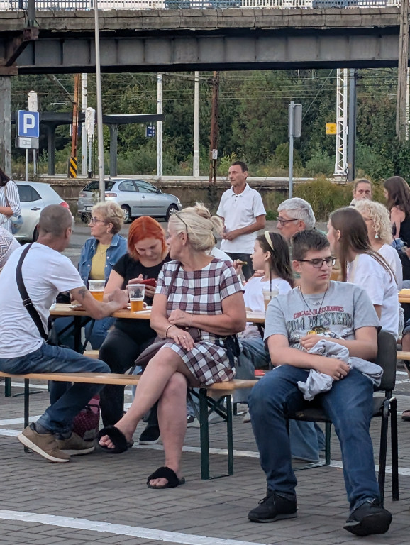 Tarnowskie Góry. Potańcówka pod chmurką przy hali