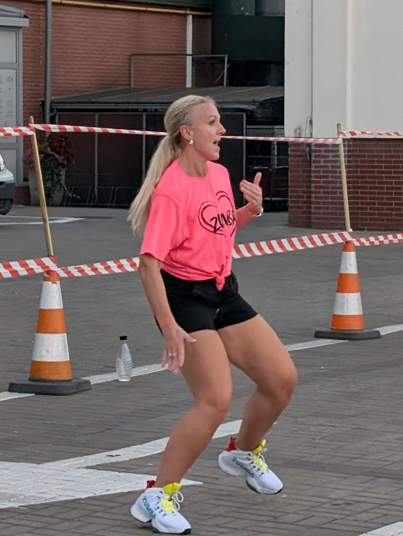 Tarnowskie Góry. Potańcówka pod chmurką przy hali