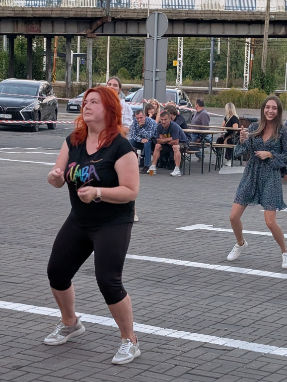 Tarnowskie Góry. Potańcówka pod chmurką przy hali