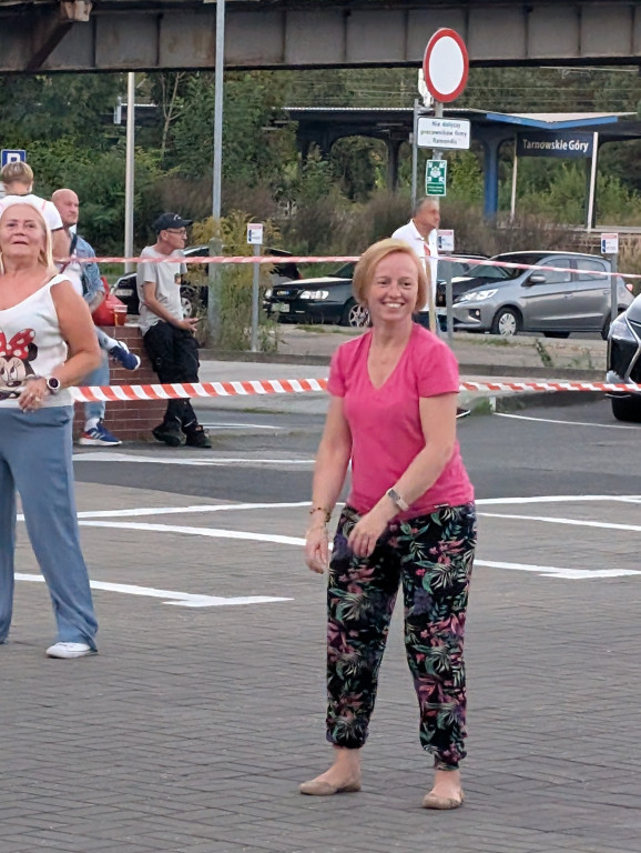 Tarnowskie Góry. Potańcówka pod chmurką przy hali