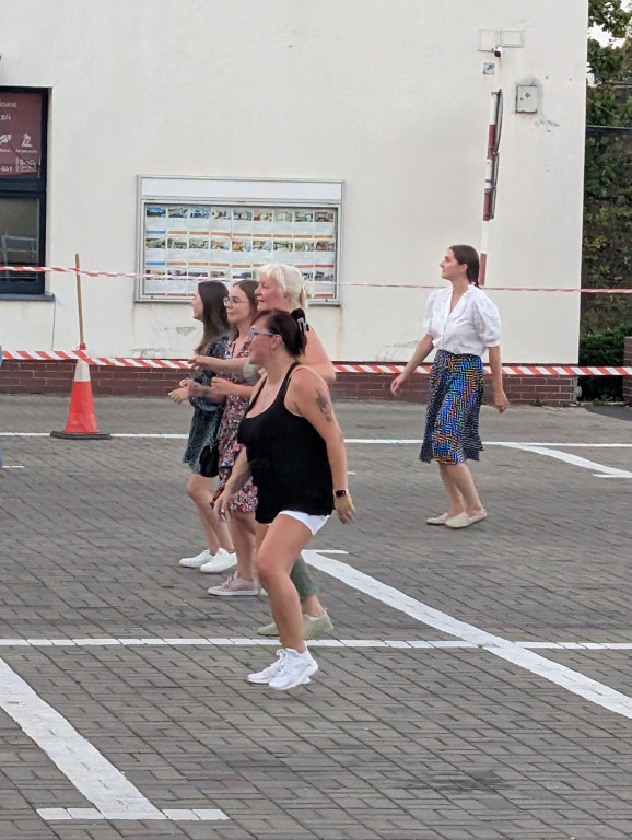 Tarnowskie Góry. Potańcówka pod chmurką przy hali