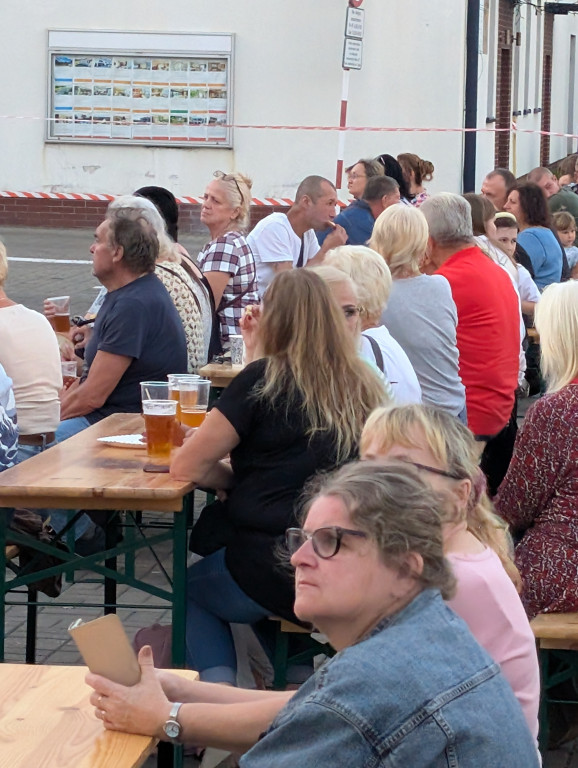 Tarnowskie Góry. Potańcówka pod chmurką przy hali