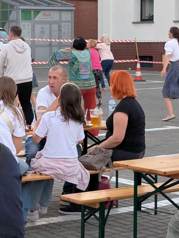 Tarnowskie Góry. Potańcówka pod chmurką przy hali