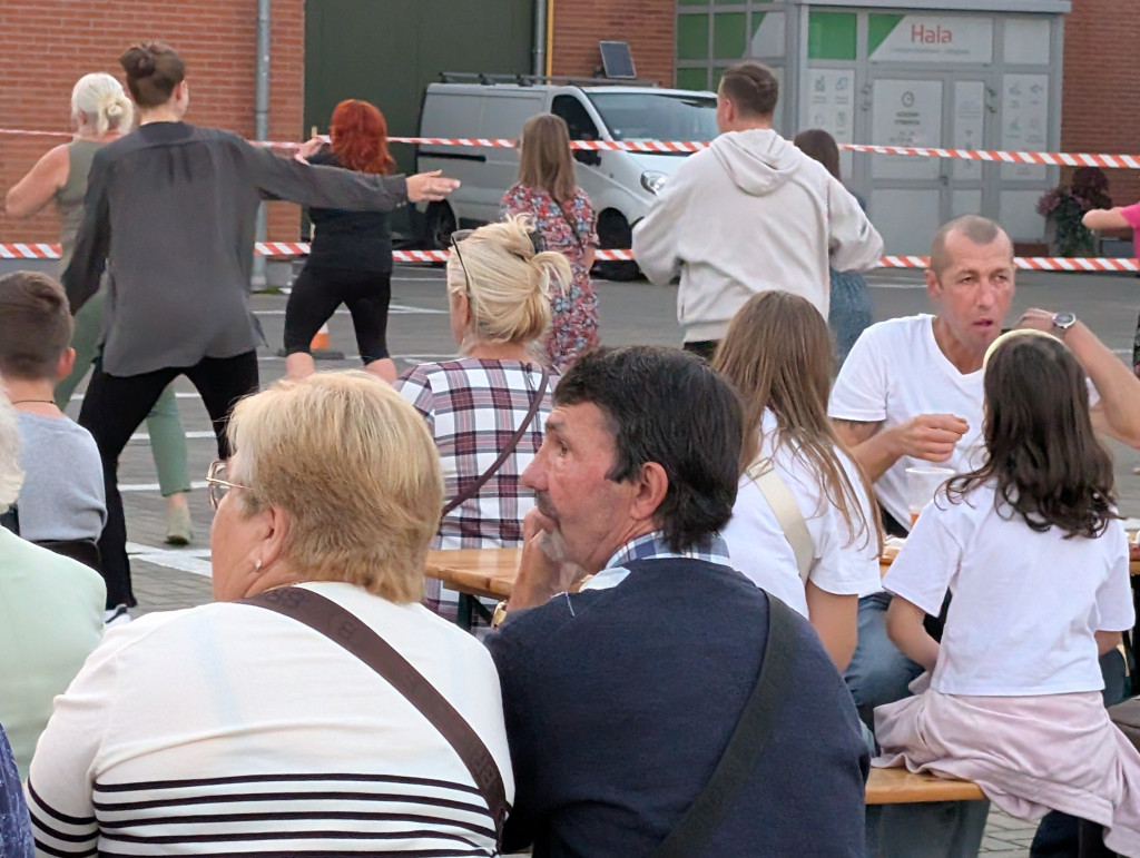 Tarnowskie Góry. Potańcówka pod chmurką przy hali