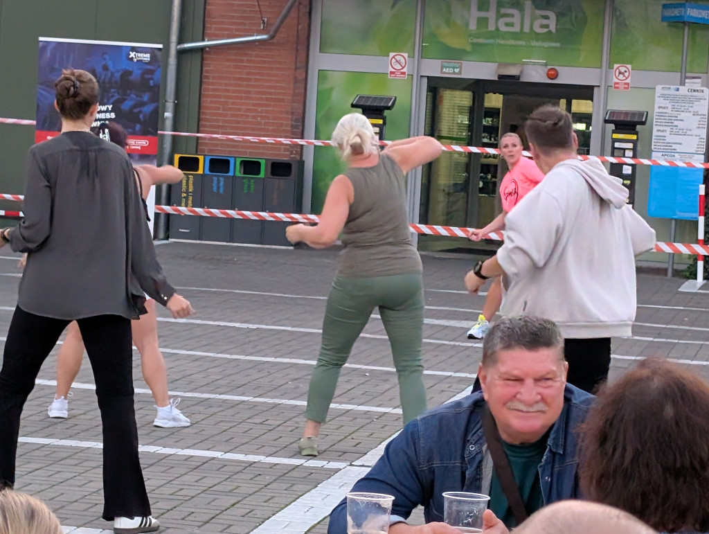 Tarnowskie Góry. Potańcówka pod chmurką przy hali