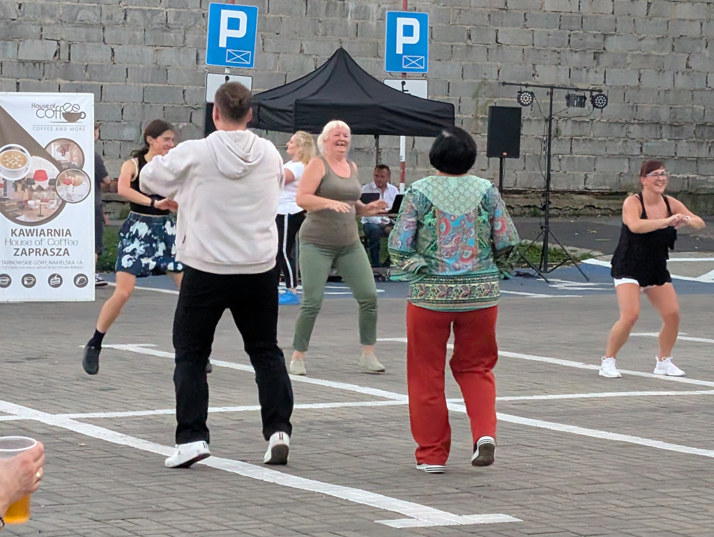 Tarnowskie Góry. Potańcówka pod chmurką przy hali