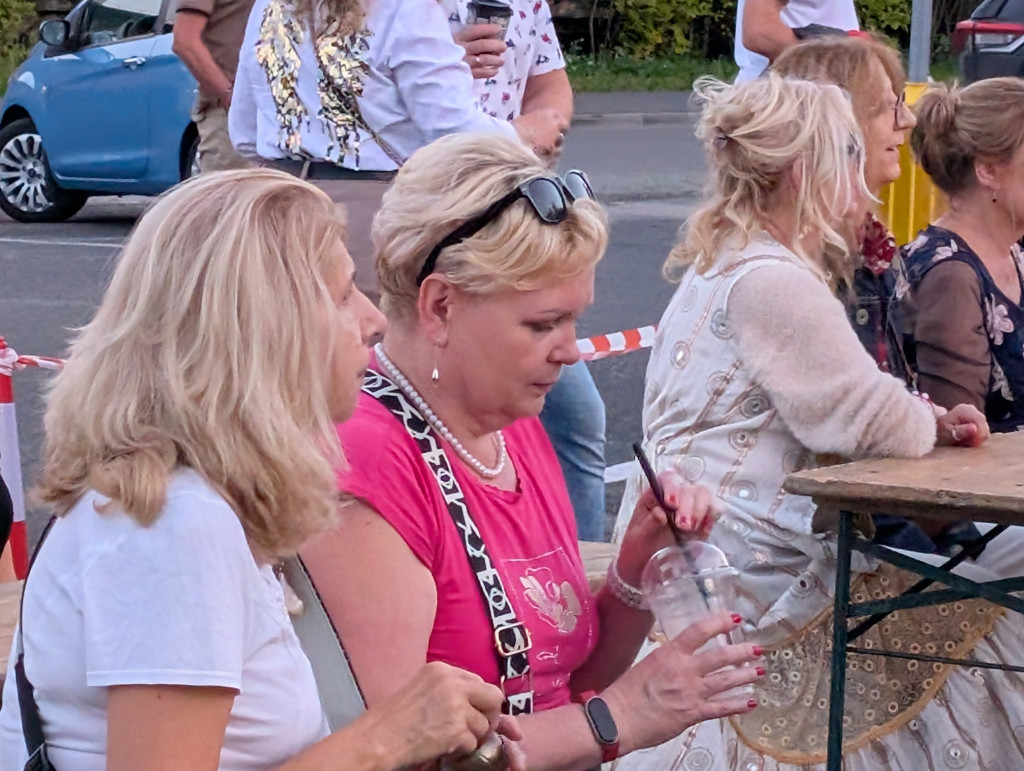 Tarnowskie Góry. Potańcówka pod chmurką przy hali