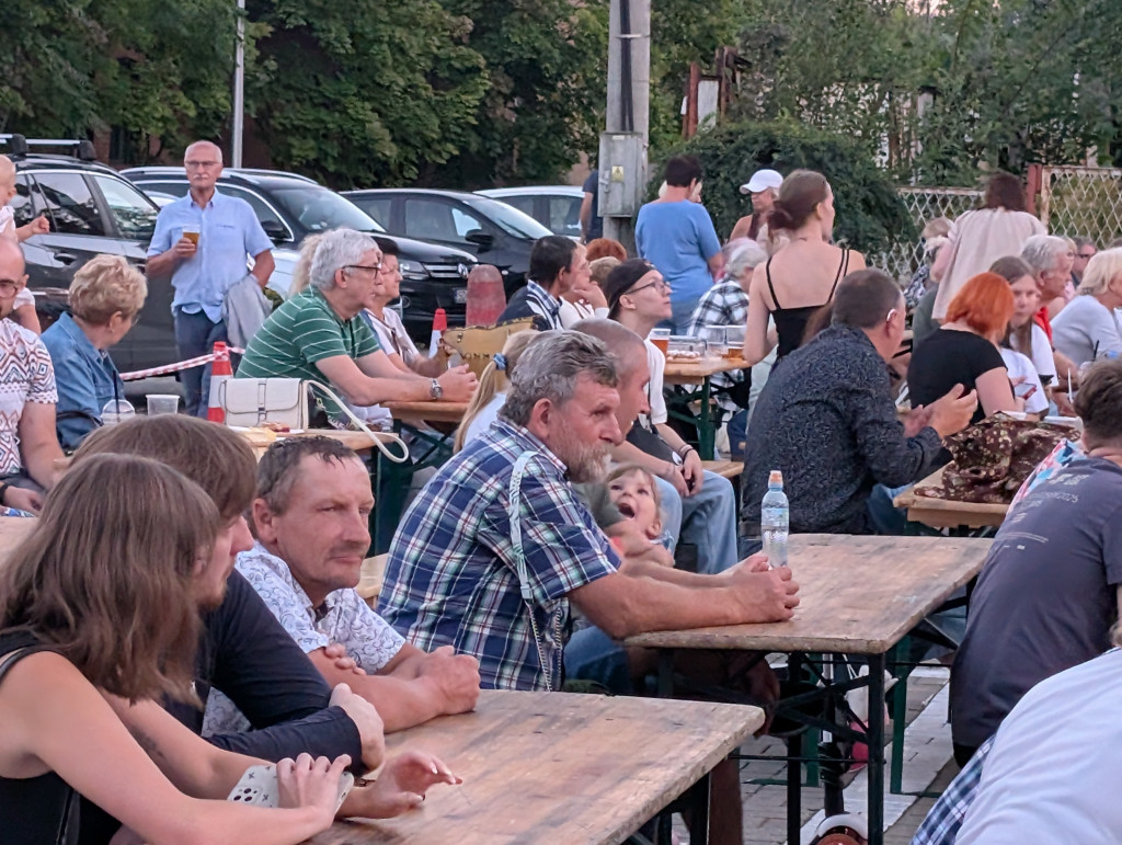 Tarnowskie Góry. Potańcówka pod chmurką przy hali