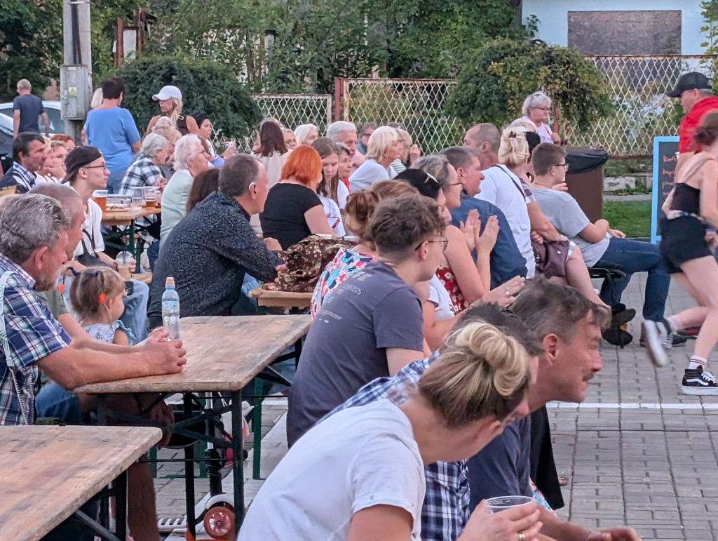 Tarnowskie Góry. Potańcówka pod chmurką przy hali