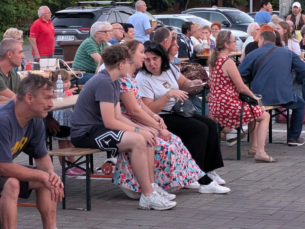 Tarnowskie Góry. Potańcówka pod chmurką przy hali