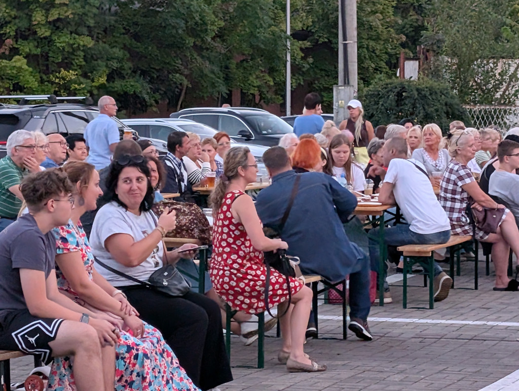 Tarnowskie Góry. Potańcówka pod chmurką przy hali