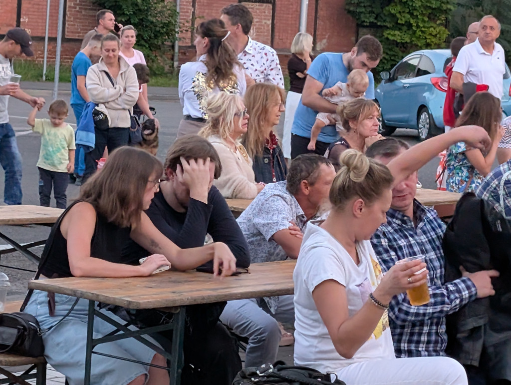 Tarnowskie Góry. Potańcówka pod chmurką przy hali