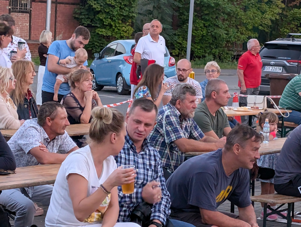 Tarnowskie Góry. Potańcówka pod chmurką przy hali