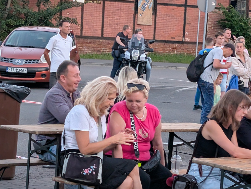 Tarnowskie Góry. Potańcówka pod chmurką przy hali