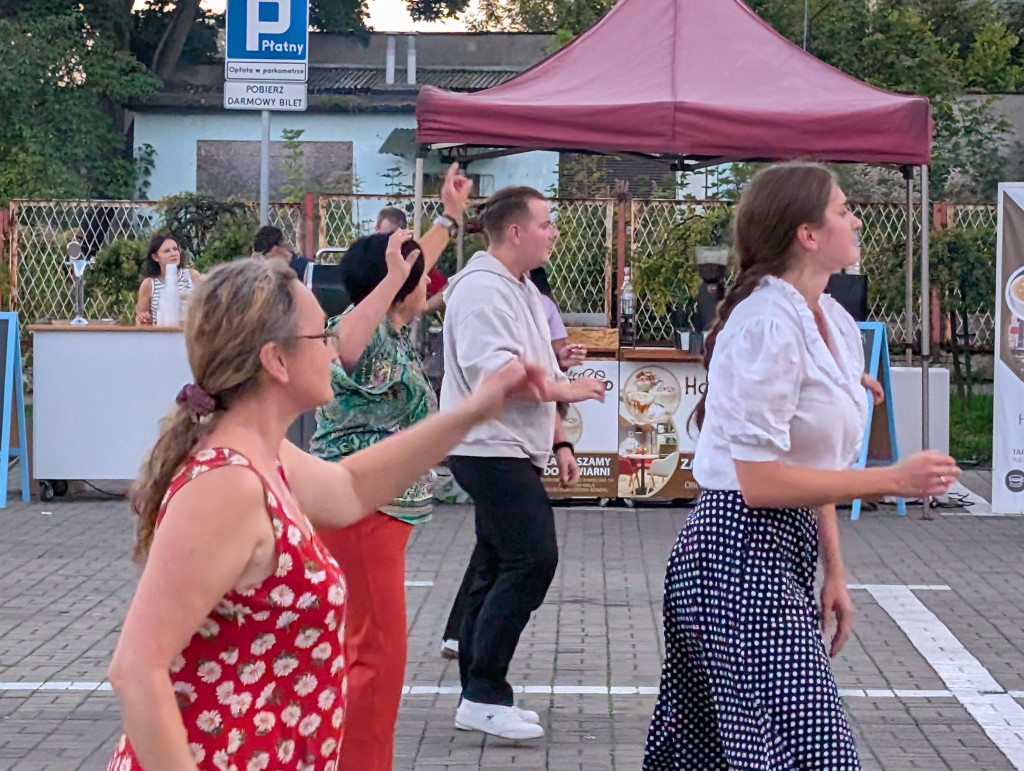 Tarnowskie Góry. Potańcówka pod chmurką przy hali