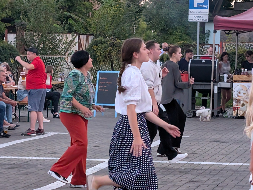 Tarnowskie Góry. Potańcówka pod chmurką przy hali