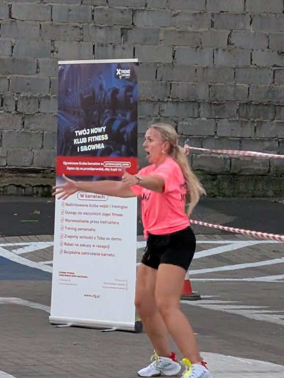 Tarnowskie Góry. Potańcówka pod chmurką przy hali