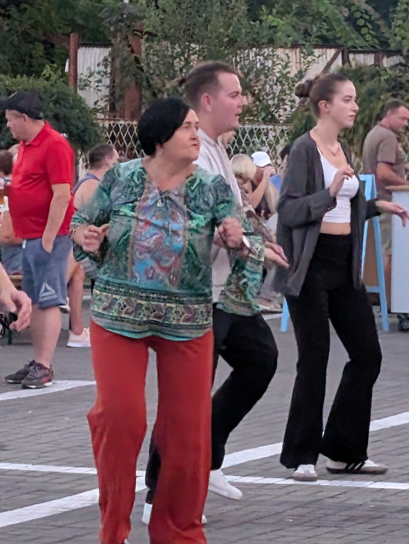 Tarnowskie Góry. Potańcówka pod chmurką przy hali