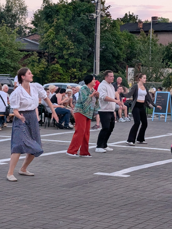 Tarnowskie Góry. Potańcówka pod chmurką przy hali