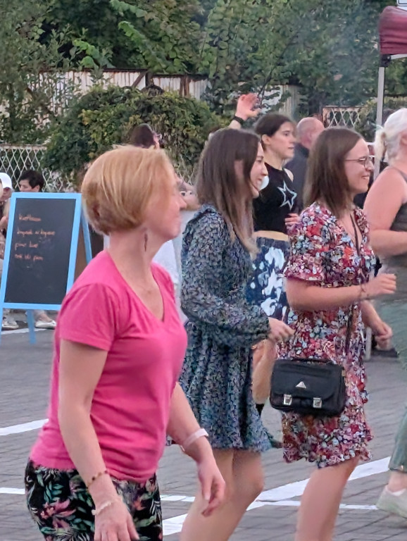 Tarnowskie Góry. Potańcówka pod chmurką przy hali