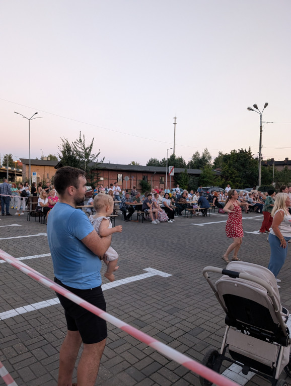 Tarnowskie Góry. Potańcówka pod chmurką przy hali