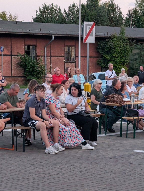Tarnowskie Góry. Potańcówka pod chmurką przy hali