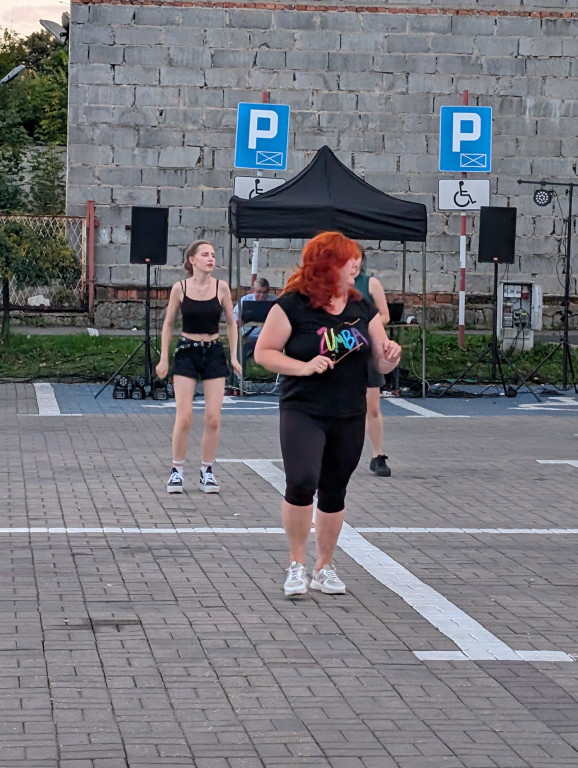 Tarnowskie Góry. Potańcówka pod chmurką przy hali