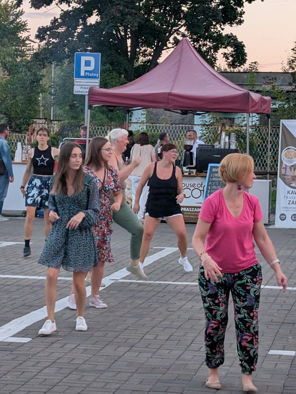 Tarnowskie Góry. Potańcówka pod chmurką przy hali