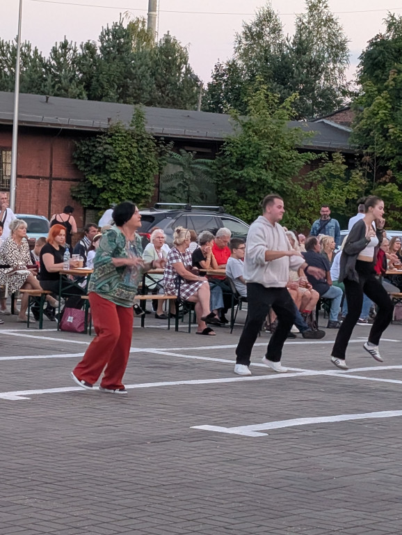 Tarnowskie Góry. Potańcówka pod chmurką przy hali