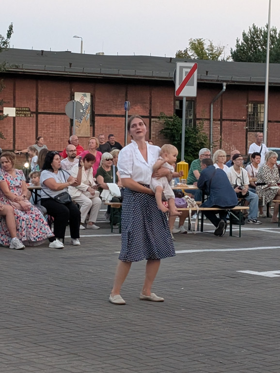 Tarnowskie Góry. Potańcówka pod chmurką przy hali