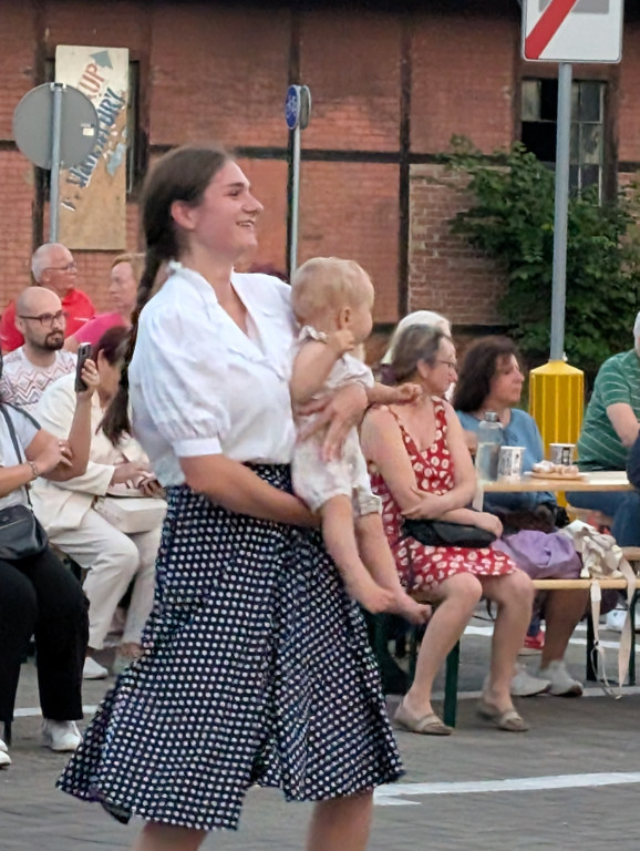 Tarnowskie Góry. Potańcówka pod chmurką przy hali
