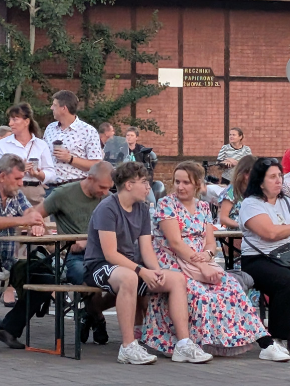 Tarnowskie Góry. Potańcówka pod chmurką przy hali