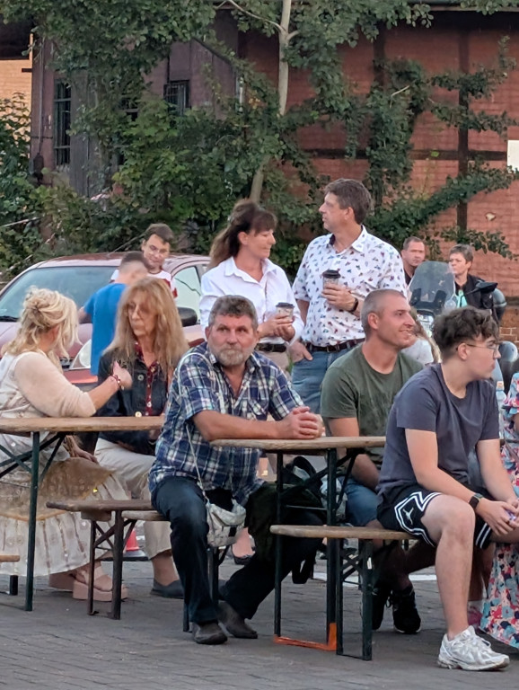 Tarnowskie Góry. Potańcówka pod chmurką przy hali