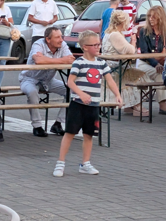 Tarnowskie Góry. Potańcówka pod chmurką przy hali