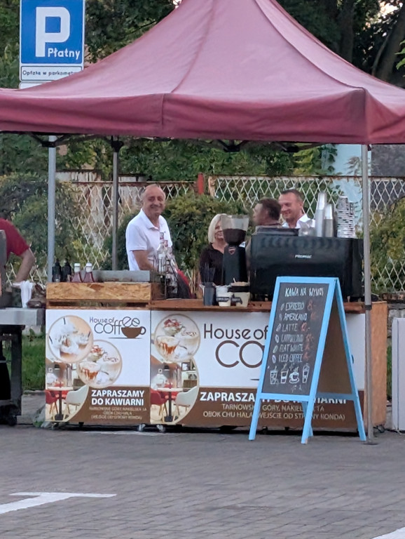 Tarnowskie Góry. Potańcówka pod chmurką przy hali