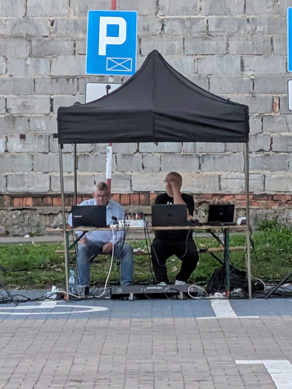 Tarnowskie Góry. Potańcówka pod chmurką przy hali